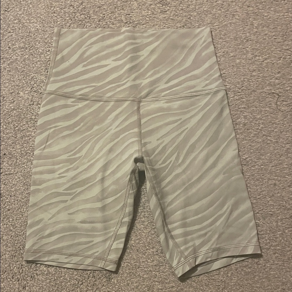 Lululemon Wunder Train High Rise 8" Shorts Womens Sz 4 Green sage Zebra Stripes